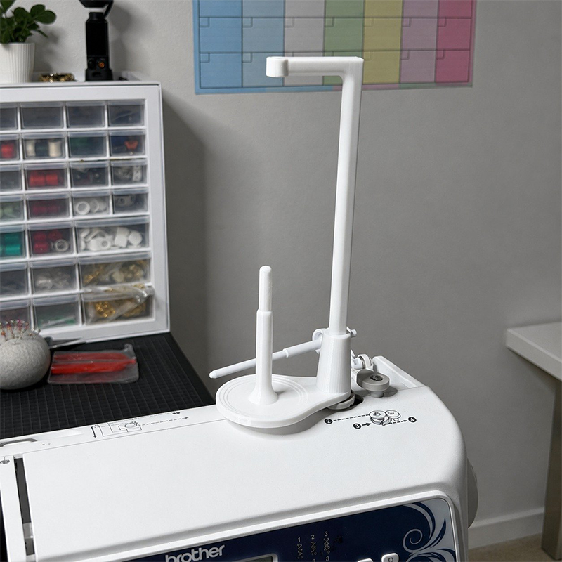 Garnrulleholder til symaskine | Kunstharpiks 16,5 cm | Til store garnruller | SpoolMaster