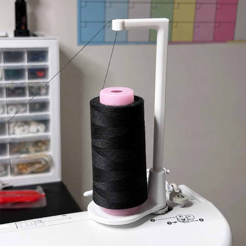 Garnrulleholder til symaskine | Kunstharpiks 16,5 cm | Til store garnruller | SpoolMaster