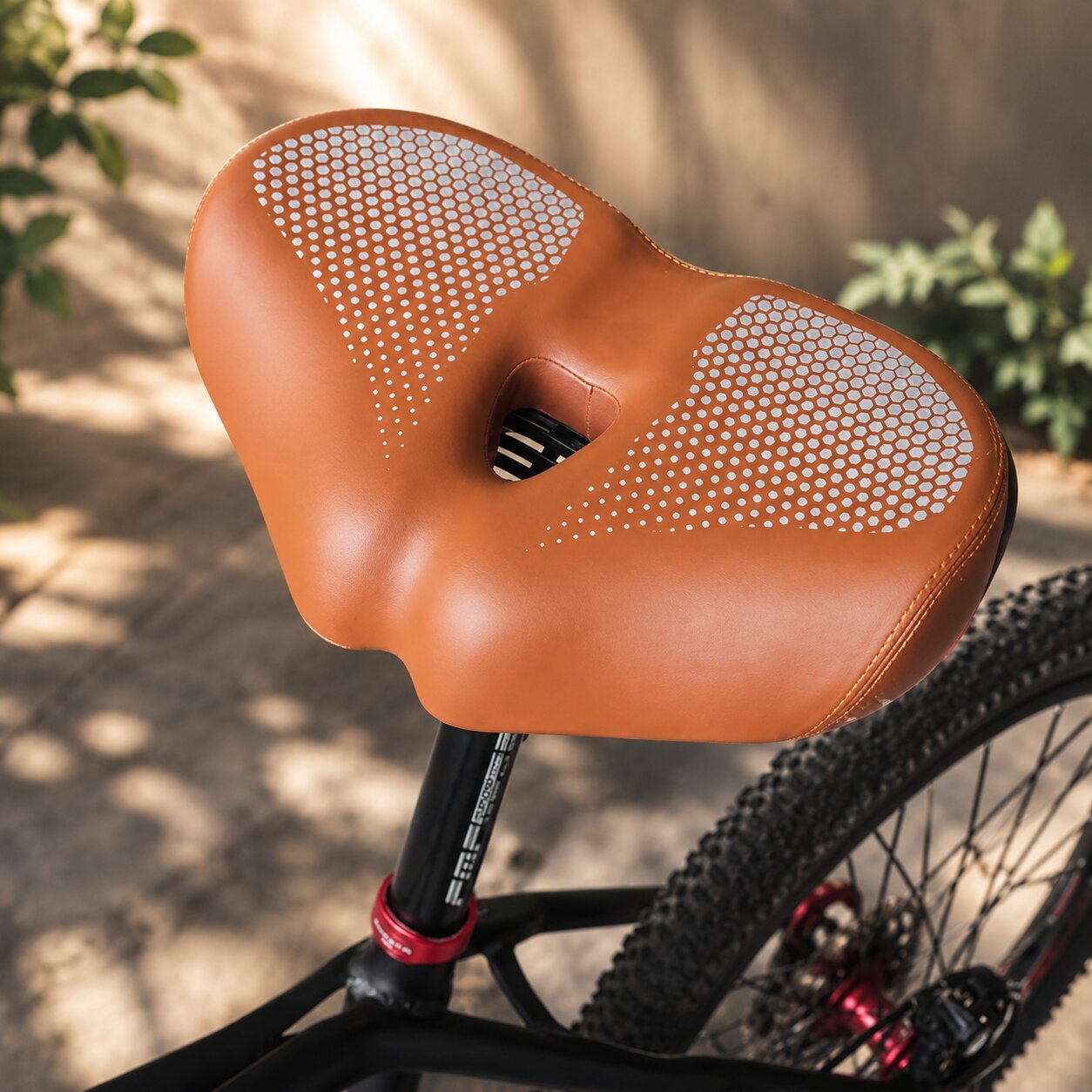 Noseless Fahrradsattel | PU Leder Extra Breit | Doppelfeder System Druckfrei | ComfortCore